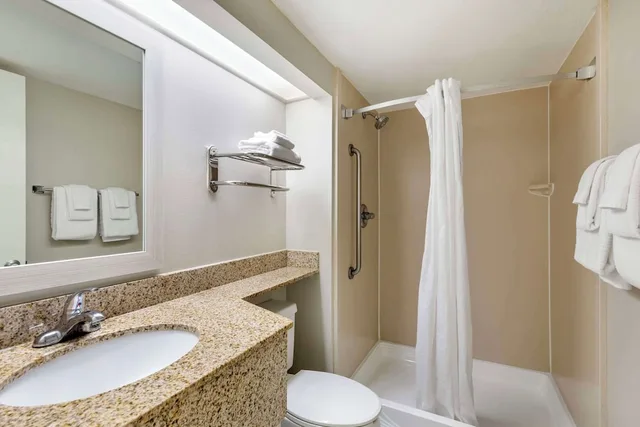 غرفة قياسية بسريرين كوين بمطبخ، Best Western Cocoa Beach Hotel and Suites 5/7