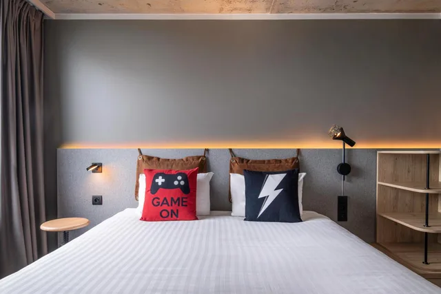 Moxy, Queen Bed, Harbour View, Corner، Moxy Bordeaux Hotel 1/3