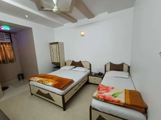 غرفة ثلاثية بسرير مزدوج وسرير فردي، Hotel Broadway Colaba Mumbai 3/10