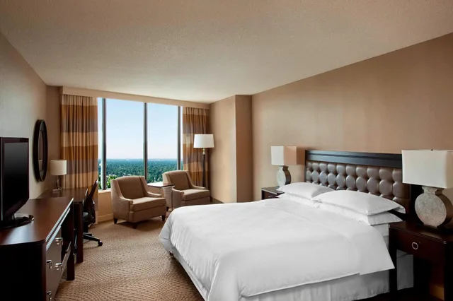 جناح جونيور بسرير كينج بغرفة نوم واحدة، Sheraton Greensboro At Four Seasons 1/3