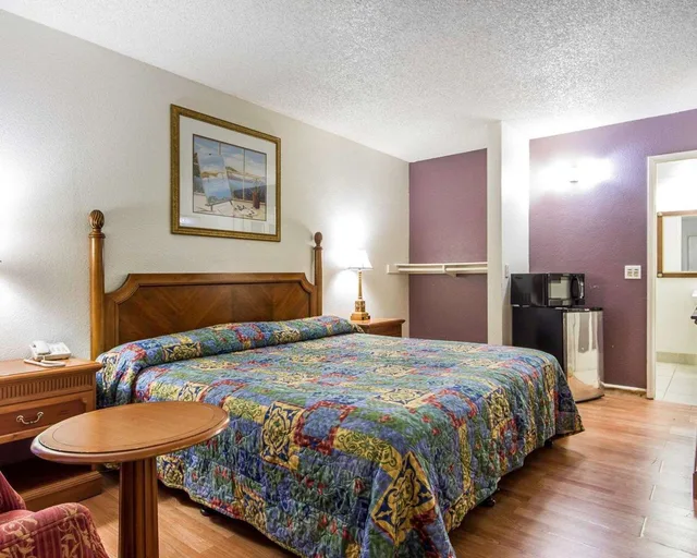 غرفة بسرير كينج لغير المدخنين، Solano Inn Vallejo Napa Valley / Six Flags 1/3