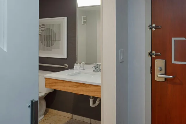 جناح بسرير كينج بغرفة نوم واحدة بغرفتين مع أريكة، Courtyard By Marriott Springfield Downtown 2/5
