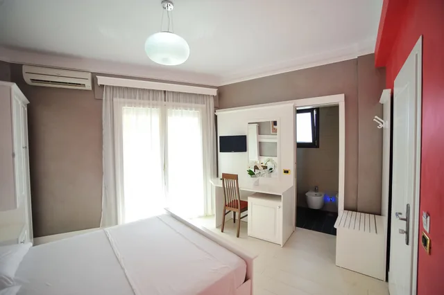 غرفة قياسية بسرير كوين بإطلالة على البحر، Iliria Internacional Hotel 6/10