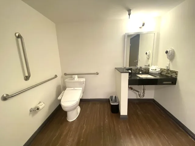 Standard, 2 Queen Beds, Accessible, Redac Gateway Hotel 5/5