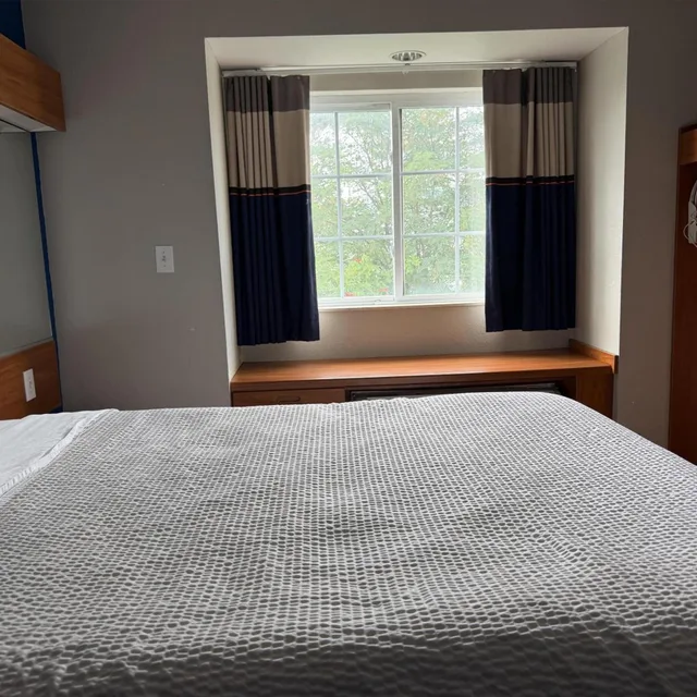 غرفة بسريرين كوين يُسمح فيها بالحيوانات الأليفة، Microtel Inn & Suites Huntsville 6/8