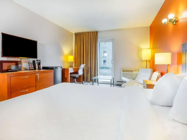 غرفة قياسية بسرير كينج، Clarion Pointe Quebec Airport 1/6