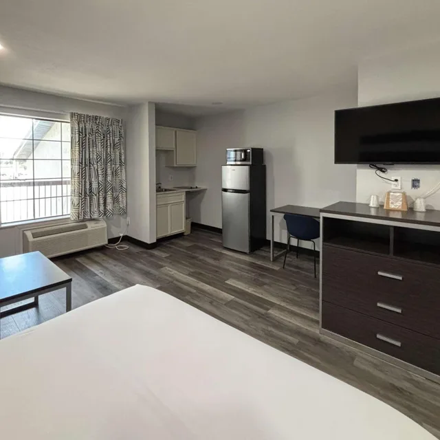 2 Queen Beds - Non-Smoking, Micfridge, Motel6 La Porte, TX 8/10