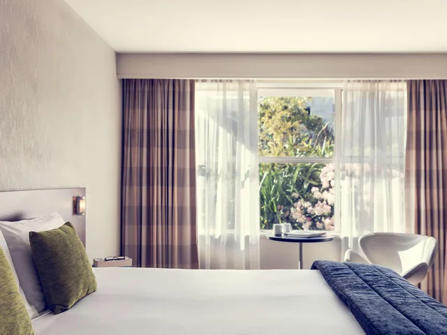 غرفة بسرير مزدوج بإطلالة على الحديقة، Movenpick Queenstown 2/3