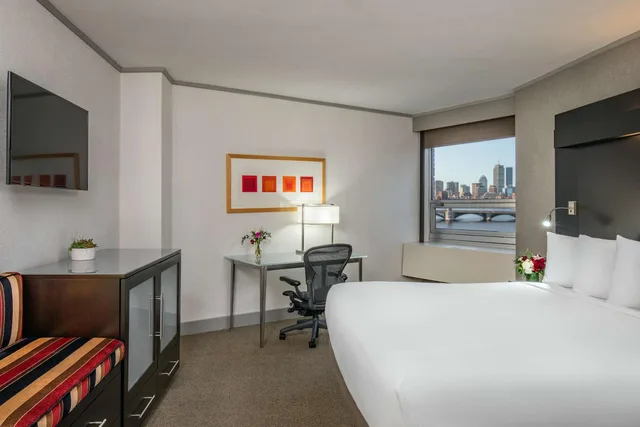 Room, King Bed, River View, Bathtub, East Tower, Accessible, The Royal Sonesta Boston 1/3