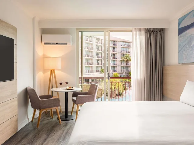 غرفة ديلوكس بسرير كينج بإطلالة على المسبح، Novotel Cairns Oasis Resort 7/10