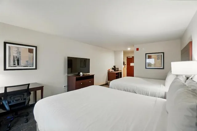غرفة بسريرين كوين لذوي الإعاقة، Cobblestone Hotel & Suites - Russells Point at Indian Lake 1/5
