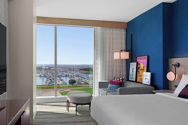 Room, King Bed, Bay View, Balcony, Corner، Gaylord Pacific Resort & Convention Center 3/5