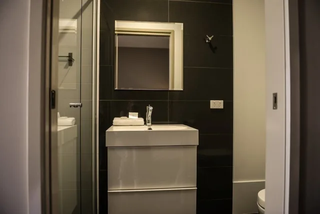 جناح تنفيذي بسريرين كوين بغرفتي نوم بمطبخ صغير، Crossroads Hotel Narrabri 2/3