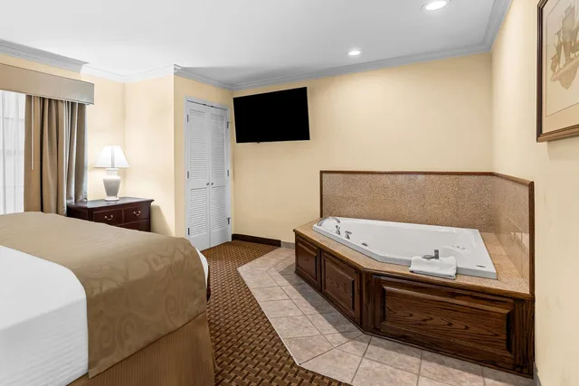 جناح بسرير كينج بغرفتين مع أريكة بجاكوزي، Best Western Forest Inn 6/7