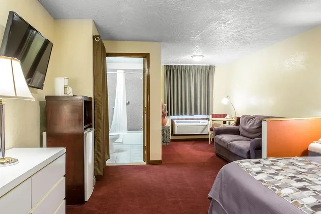 Suite, Double Bed, Rodeway Inn & Suites Branford - Guilford 2/3