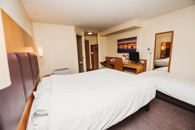 غرفة بسرير مزدوج لذوي الإعاقة، Purple Roomz 5/9