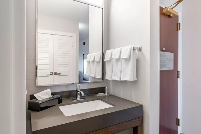 غرفة بسريرين كوين لذوي الإعاقة، Courtyard By Marriott Burlington Williston 4/5