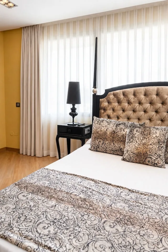 جناح بسرير كوين، Hotel Condestable Iranzo 8/10