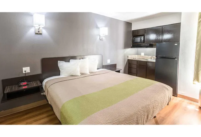 Room, King Bed, Studio6 Arlington, TX 3/5