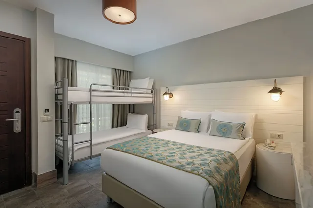 Family, Double and Twin Beds, Annex, Titanic Deluxe Lara 3/4