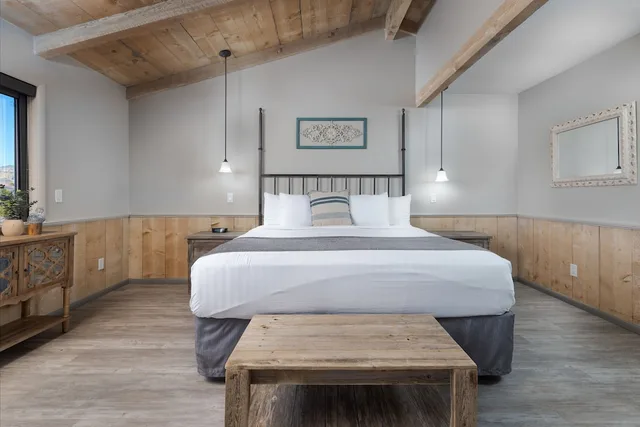 كوخ بسرير كينج، Sky Ranch Lodge 3/7