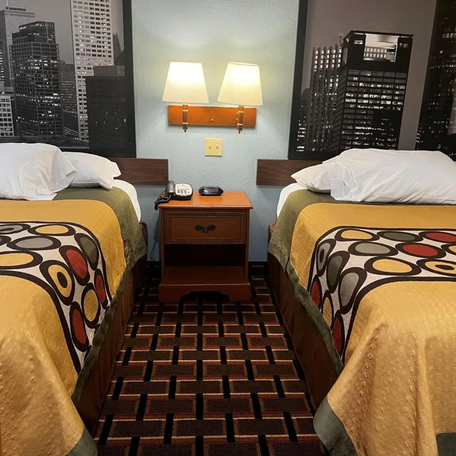 غرفة بسريرين كوين بحوض استحمام لذوي الإعاقة، Super 8 by Wyndham Stafford Sugarland Area 5/10