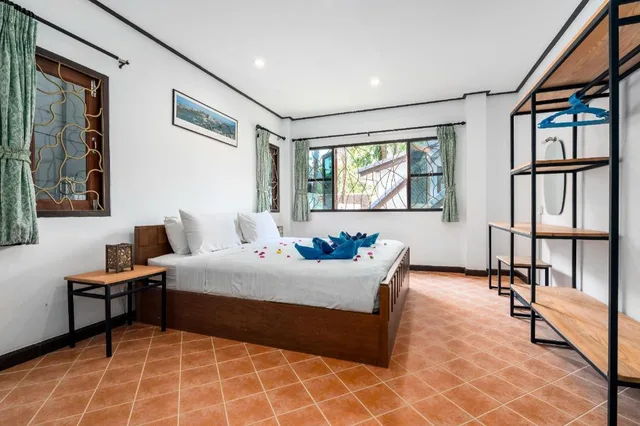 غرفة ديلوكس بسرير كينج وسرير كينج وسرير كوين بإطلالة على البحيرة بشرفة، Chaweng Lakeview Residence 2/5