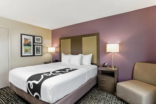Deluxe, King Bed, Bathtub, Accessible, La Quinta Inn & Suites by Wyndham Hopkinsville 6/10