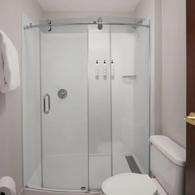 جناح بسريرين كوين مع أريكة بحوض استحمام لذوي الإعاقة، Springhill Suites Marriott Little Rock West 3/5