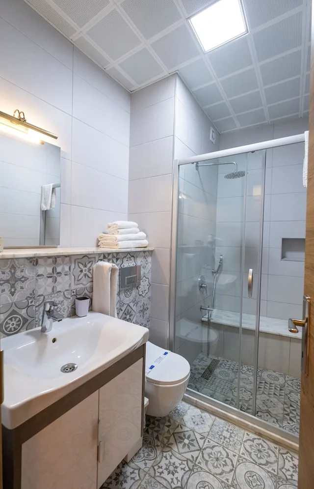 غرفة كومفورت بسرير كوين بإطلالة على النهر مع أريكة، Villa Marine Apart Hotel 9/9