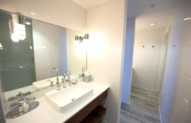 Room, Queen Bed, Port Side, Accessible، The Boathouse Waterfront Hotel 4/4