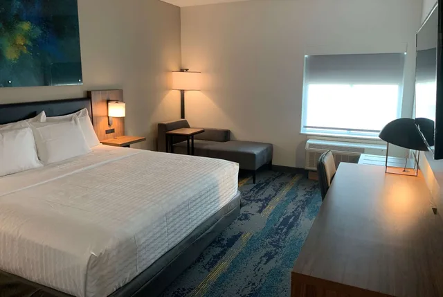 غرفة بسرير كينج لذوي الإعاقة، La Quinta Inn & Suites by Wyndham Texas City I 45 3/6