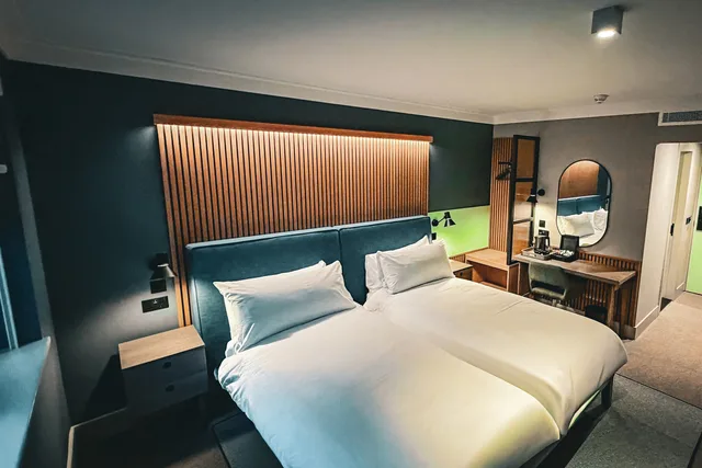 غرفة قياسية بسريرين منفصلين، Village Hotel Reading 4/8