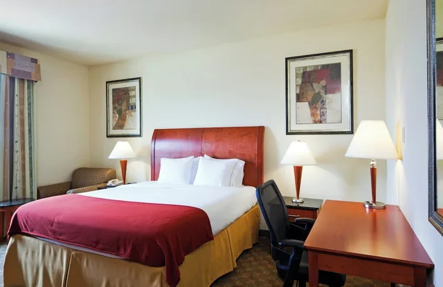غرفة قياسية بسرير كينج، Holiday Inn Express Hotel Suites Fairfield North 1/2