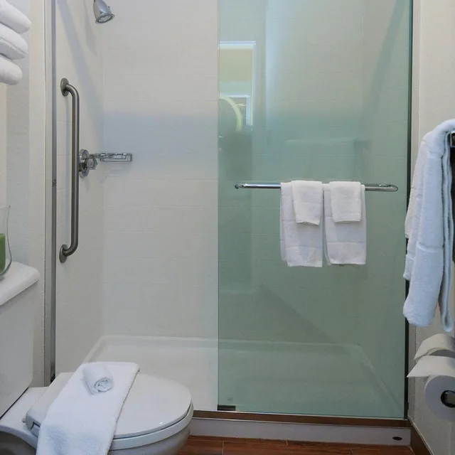 جناح بسرير كينج مع سرير سحّاب إضافي مع أريكة لذوي الإعاقة، Springhill Suites by Marriott Warwick 4/5