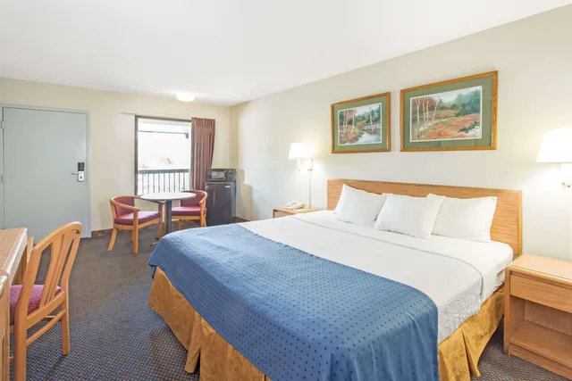 غرفة بسرير كينج للمدخنين، Days Inn by Wyndham Valdosta I-75 1/2