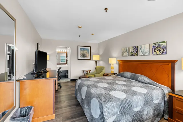 غرفة بسرير كينج، Basecamp Puyallup a Travelodge by Wyndham 8/10