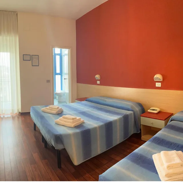 غرفة ثلاثية، Senior Hotel 1/9