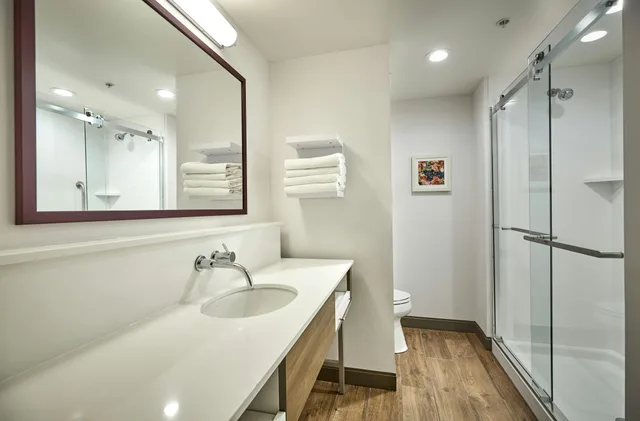 غرفة بسرير كينج، Hampton Inn and Suites Roseburg 3/3
