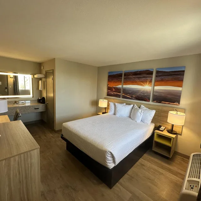 غرفة بسرير كينج وسرير كوين، Days Inn by Wyndham Farmington NM 1/1