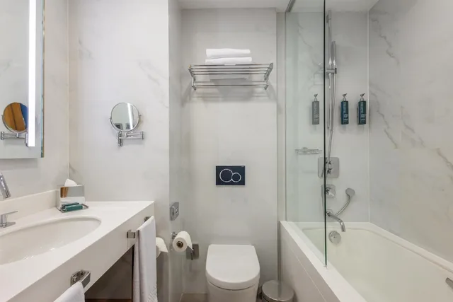 غرفة ديلوكس بسريرين منفصلين بإطلالة جزئية على البحر بحوض استحمام، Doubletree By Hilton Hotel Istanbul - Moda 1/1