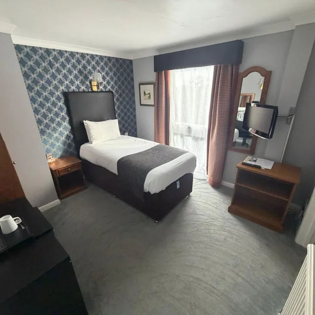 غرفة مفردة، Raven Hotel 2/4