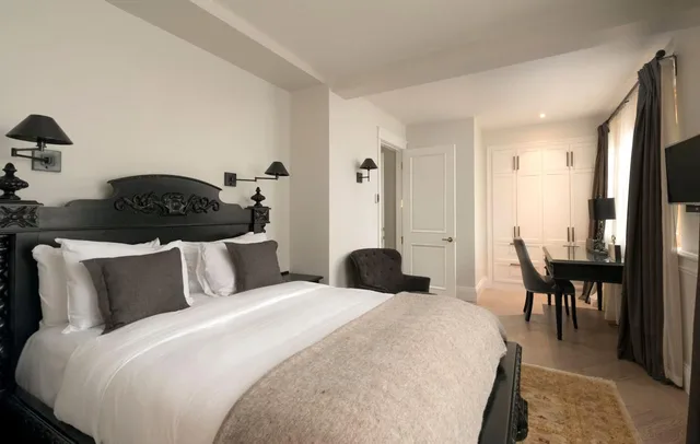 Royal, Queen Bed, Building B, HOTEL PORT-ROYAL 1/4
