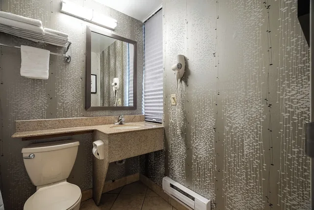 جناح فاخر بسرير كينج بحوض جاكوزي، Monte Carlo Inn Toronto West Suites 10/10