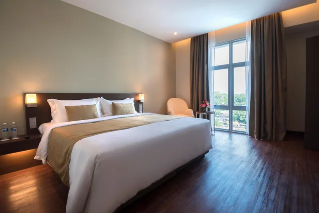 Deluxe Twin City View, Riverside Majestic - Astana Wing 2/8