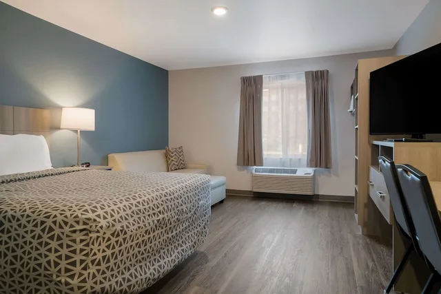 جناح بسرير كوين مع أريكة، Woodspring Suites Detroit Sterling Heights 3/7
