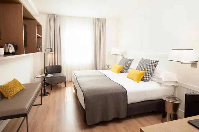 غرفة بثلاثة أسرّة مع سرير إضافي، Gallery Hotel 1/1