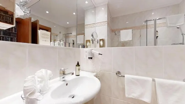 Economy, Double Bed, Partial Lake View، GOLF HOTEL RENE CAPT 3/4
