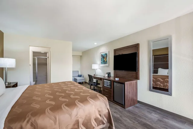 Upgrade, Suite, King Bed, Smoking، Quality Inn and Suites Suffolk 3/4