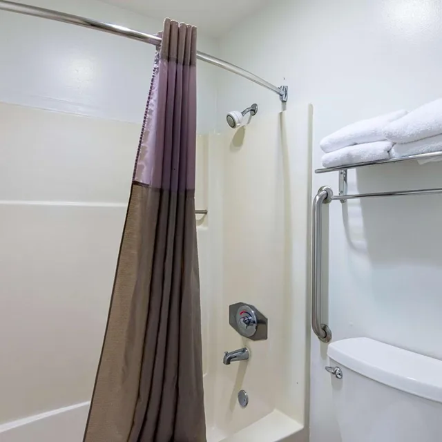 1 Queen Bed - Mob Acc RI Shwr Nsmk Micfridg, Studio6 Concord, CA 7/7